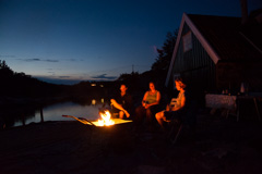 Henrik, Katrine, Øyunn og en grillebår