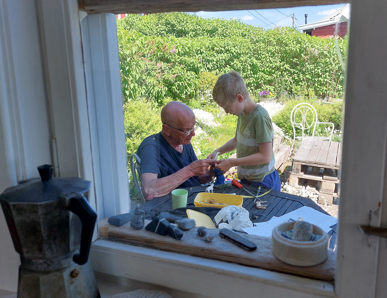 Farfar og Einar lager trefigurer
