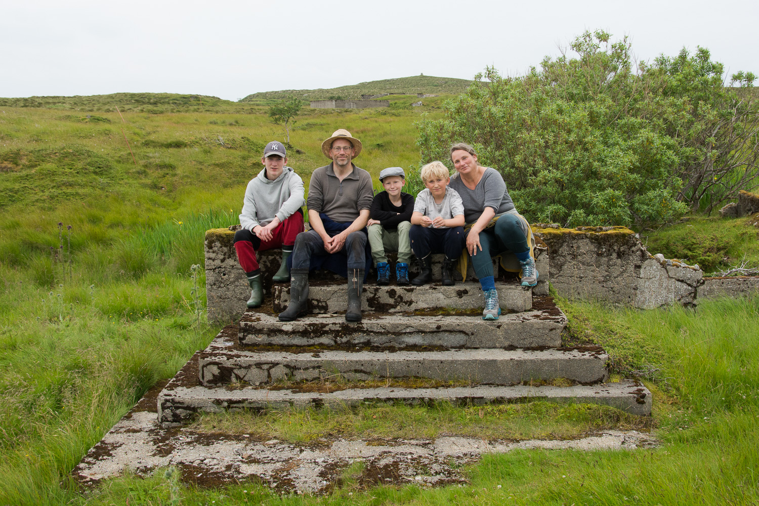 Olaf, Henrik, Einar, Jørgen og Katrine på et nedlagt småbruk på Inntian, Frøya kommune