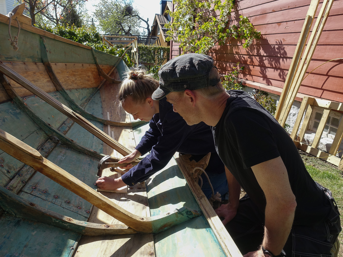 Marie klinker nye nagler i færingen // Renovating our old wooden boat