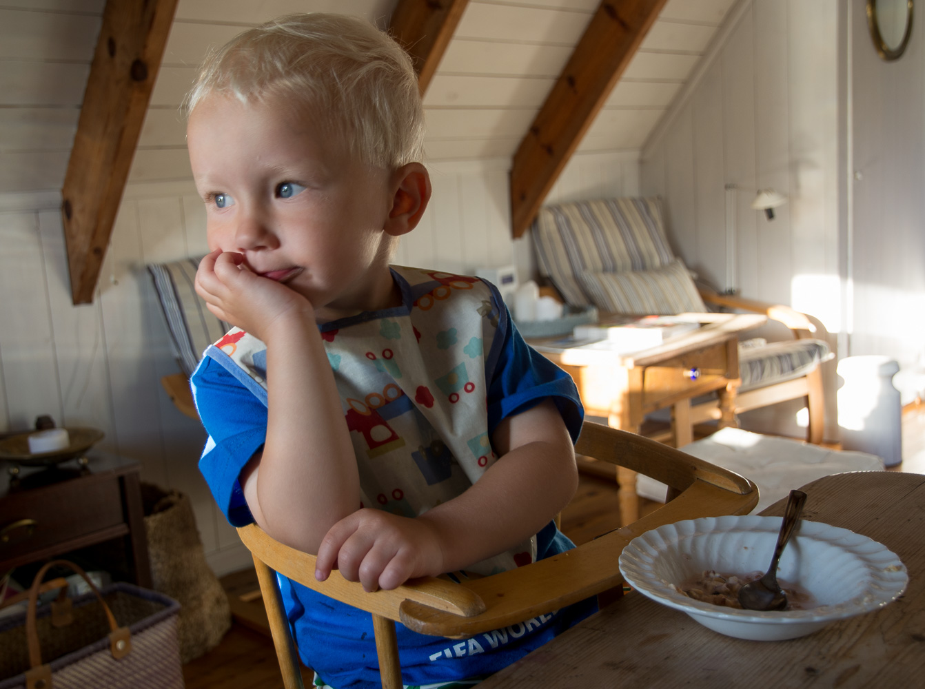 Kveldsmat på hytta i Lillesand, Einar 4 år