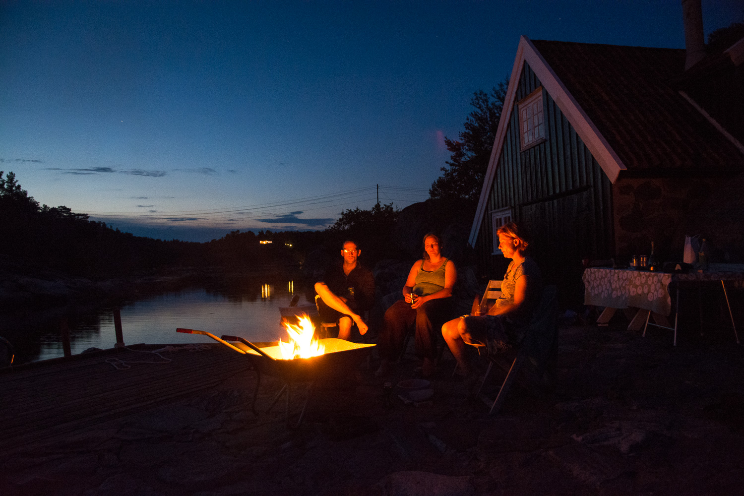 Henrik, Katrine, Øyunn og en grillebår. Kveld på hytta i Lillesand