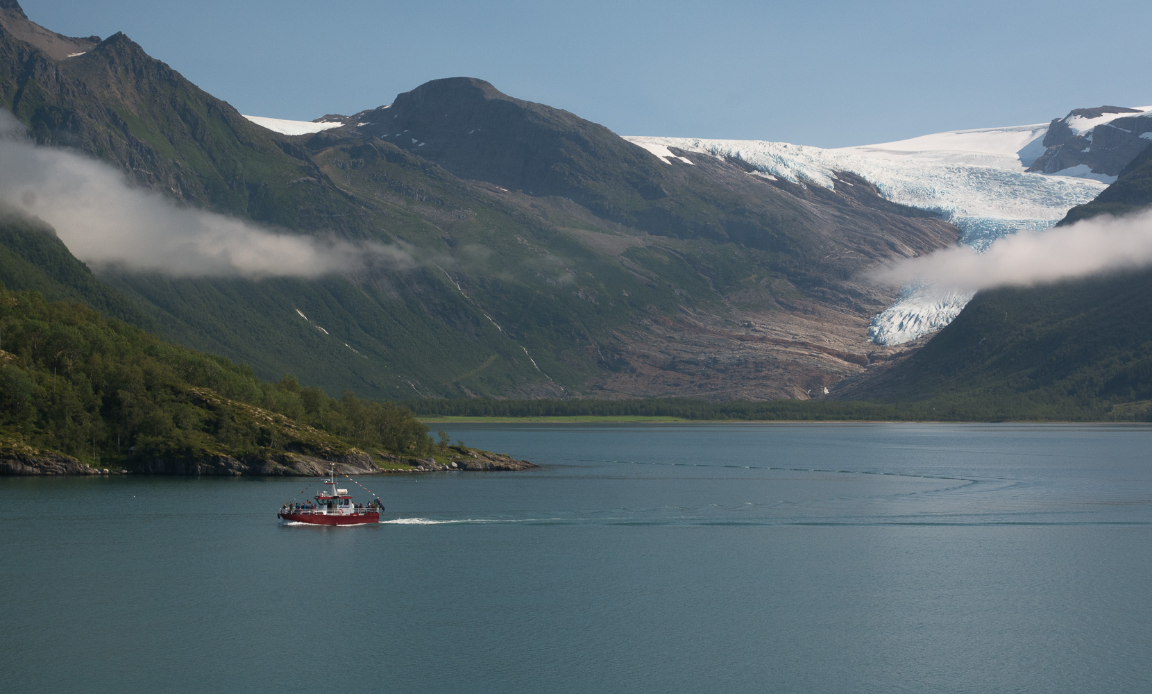 Rutebåten over Holandsfjorden // Ferry across Holandsfjorden