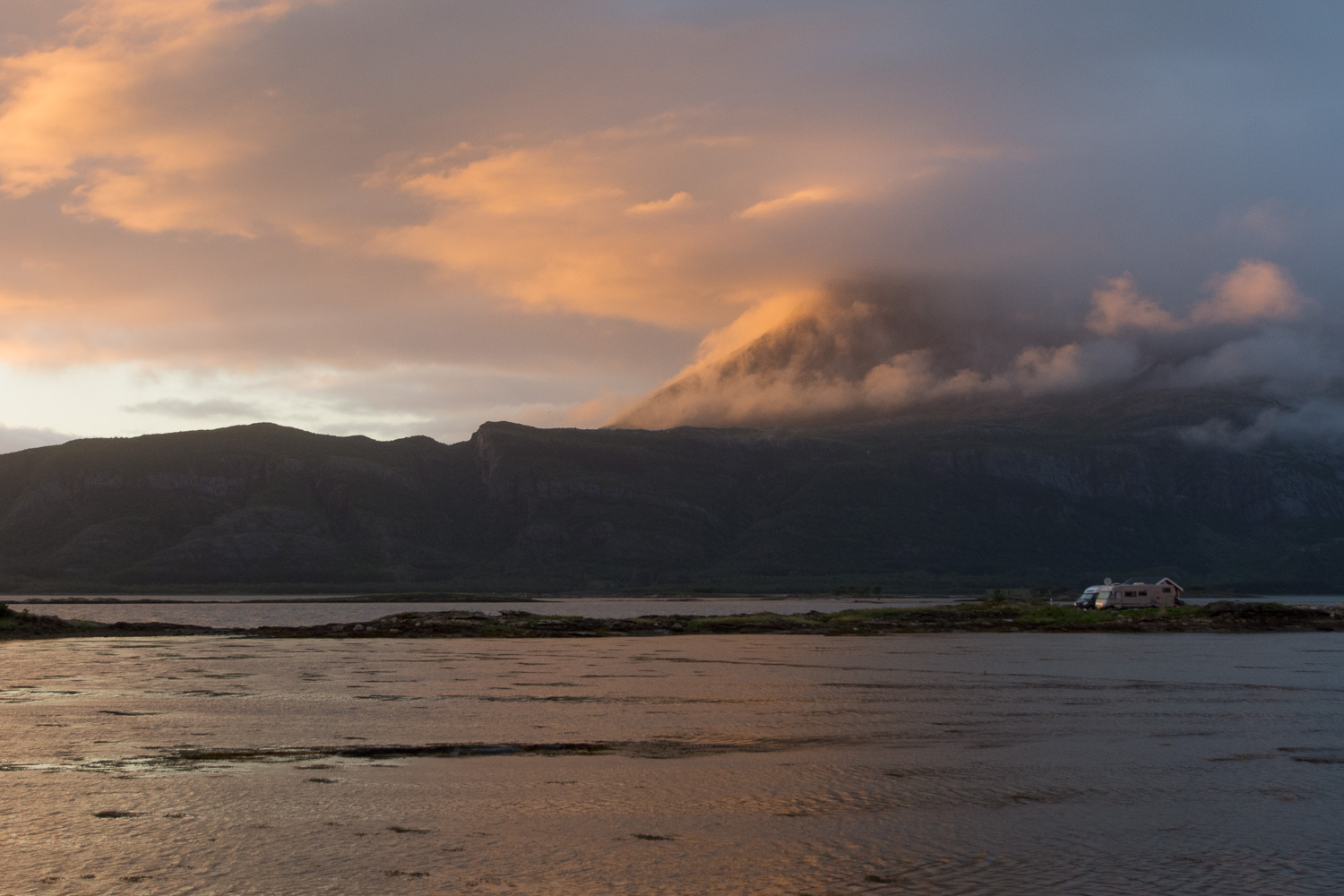 Solnedgang over de Syv søstre, sett fra Offersøy camping //11 pm and not yet sun set