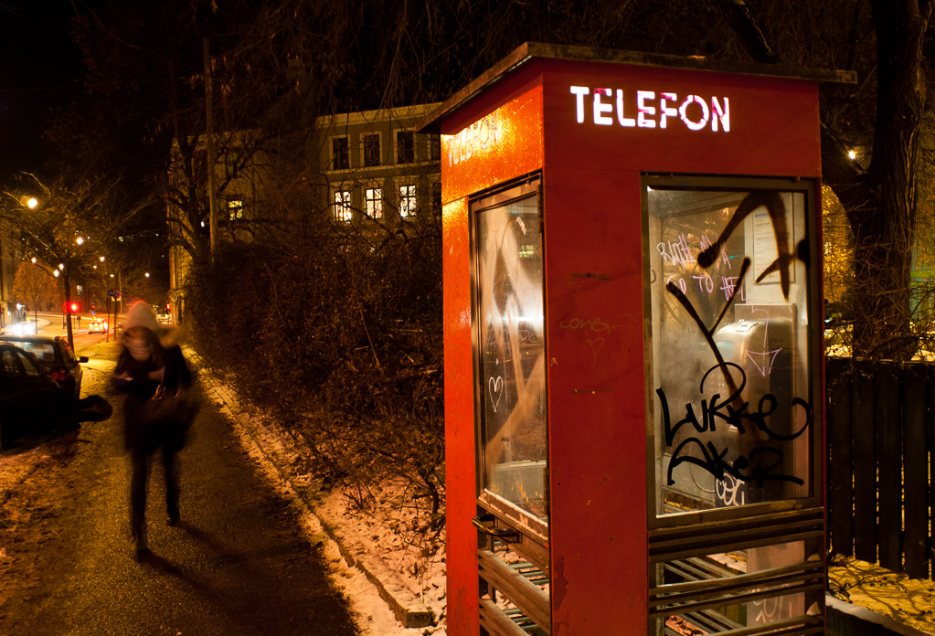 Gammel rød og fin telefonboks i Kjølberggata