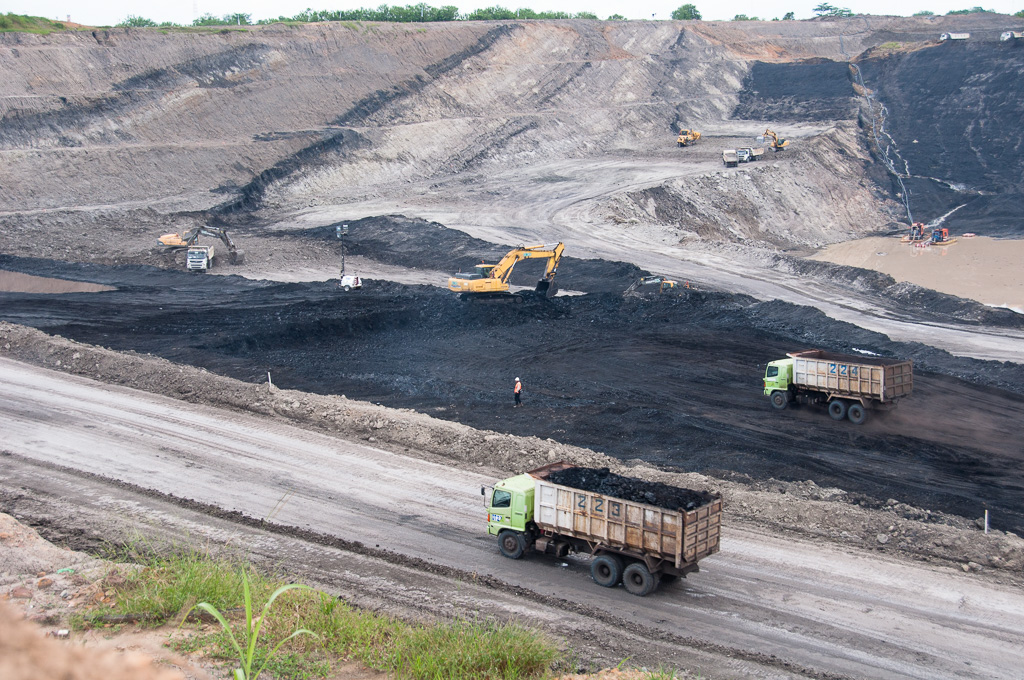 Coal seams lies only meters below farm land on Borneo