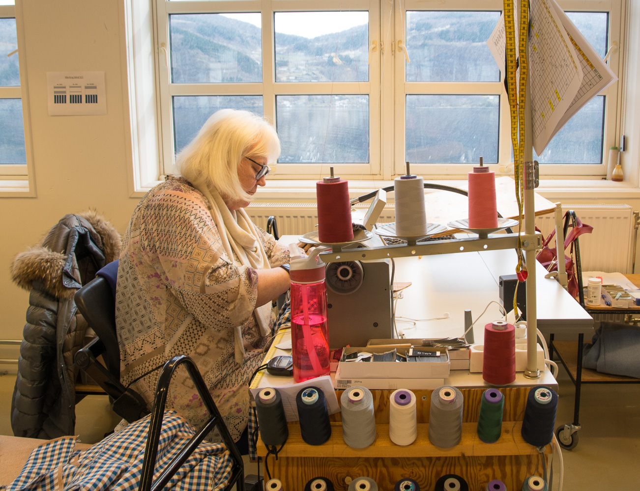 Oleana monterer alle plagg selv, i lokaler som har hust tekstilproduksjon i over 100 år